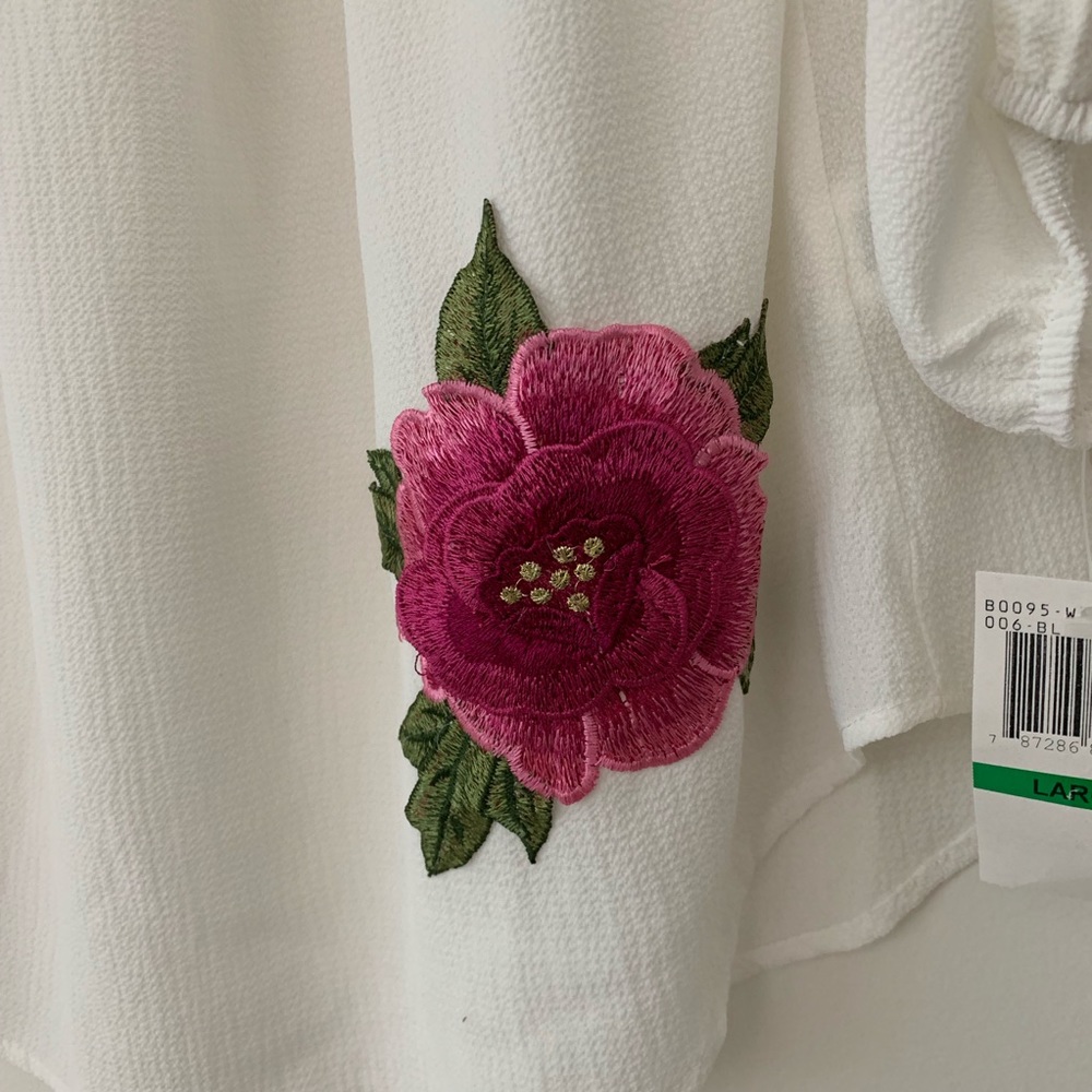 Kim and Cami Off shoulder Blouse Floral appliqué - Picture 3 of 5